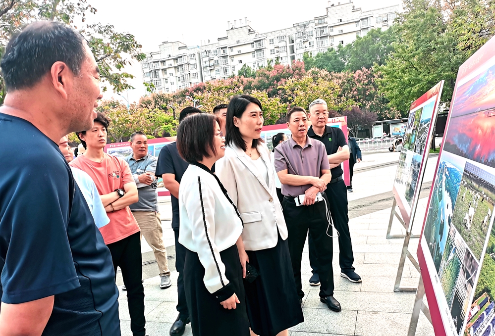 图三：观看展览.jpg